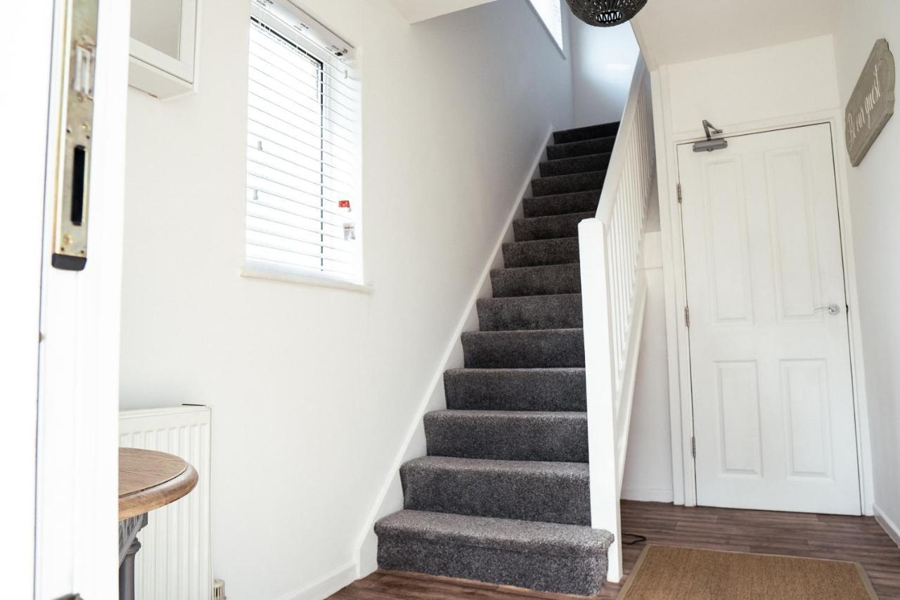 Large 4 Bedroomproperty Driveway And 3 Bathrooms Burton Latimer Exterior photo